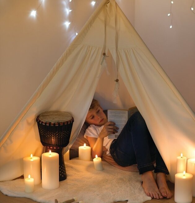 Bild av mysig inomhusmiljö med barn i tipi-tält