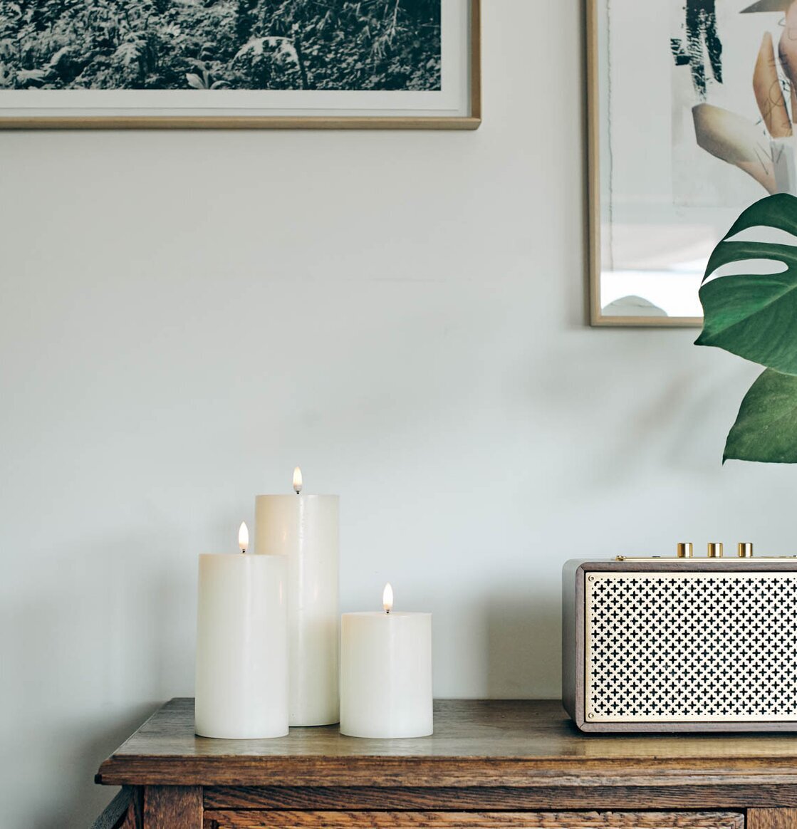 Uyuni Pelarljus LED Nordic White 23 Cm från Uyuni på träbänk