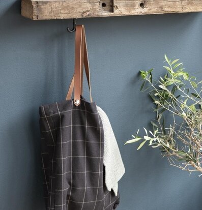 Bild av stilren inredning med träbalk och olivträd