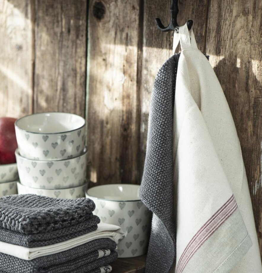 Ankarkrok Svart från IB Laursen monterad på mörk trävägg