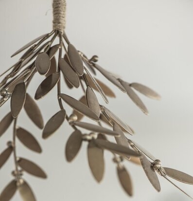 Bild av gyllene misteldekoration med elegant design