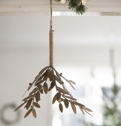 Bild av dekorativ mistel i ett ljust och luftigt rum