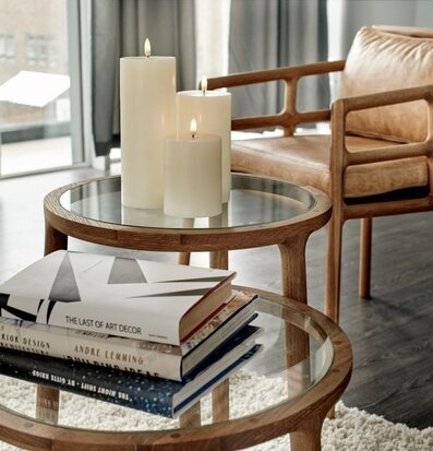 Bild av elegant vardagsrum med stilren inredning