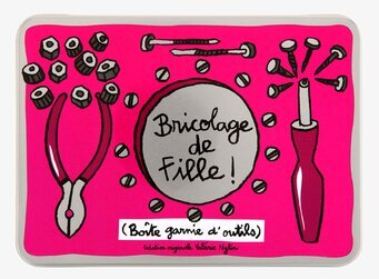 Bild av cerise plåtburk med verktygsmotiv och kreativ design