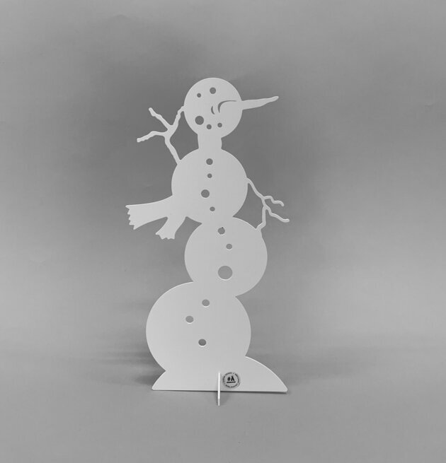 Bild av stilren vit snögubbe i metall för dekoration