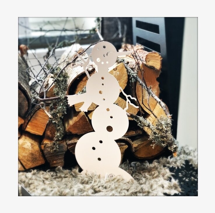 #ÄlskaPlåt Snögubbe från Älskaplåt framför vedträn