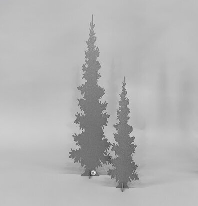 Foto av stiliserade granar i betong på vit bakgrund
