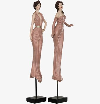 Bild av två eleganta statyetter i rosa klänningar