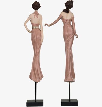 Bild av elegant skulptur med två figurer i klänningar