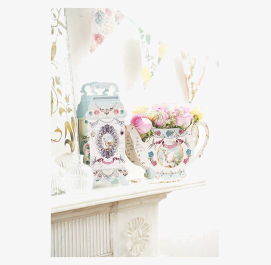 Vas Tekanna Pastries & Pearl från Talking Tables med blommor