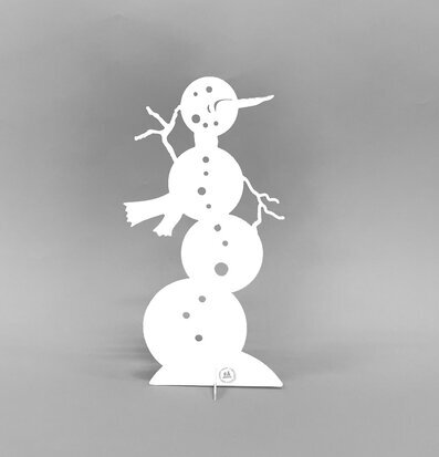 Bild av charmig snögubbe i vit metallkonstruktion