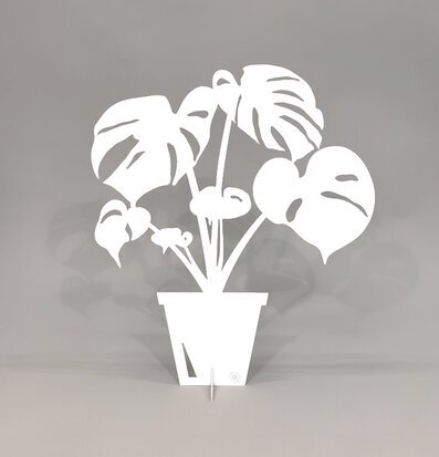 Bild av vit plåtfigur med Monstera-motiv i kruka
