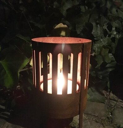 Bild av rustik utomhuslykta i lummig trädgårdsmiljö