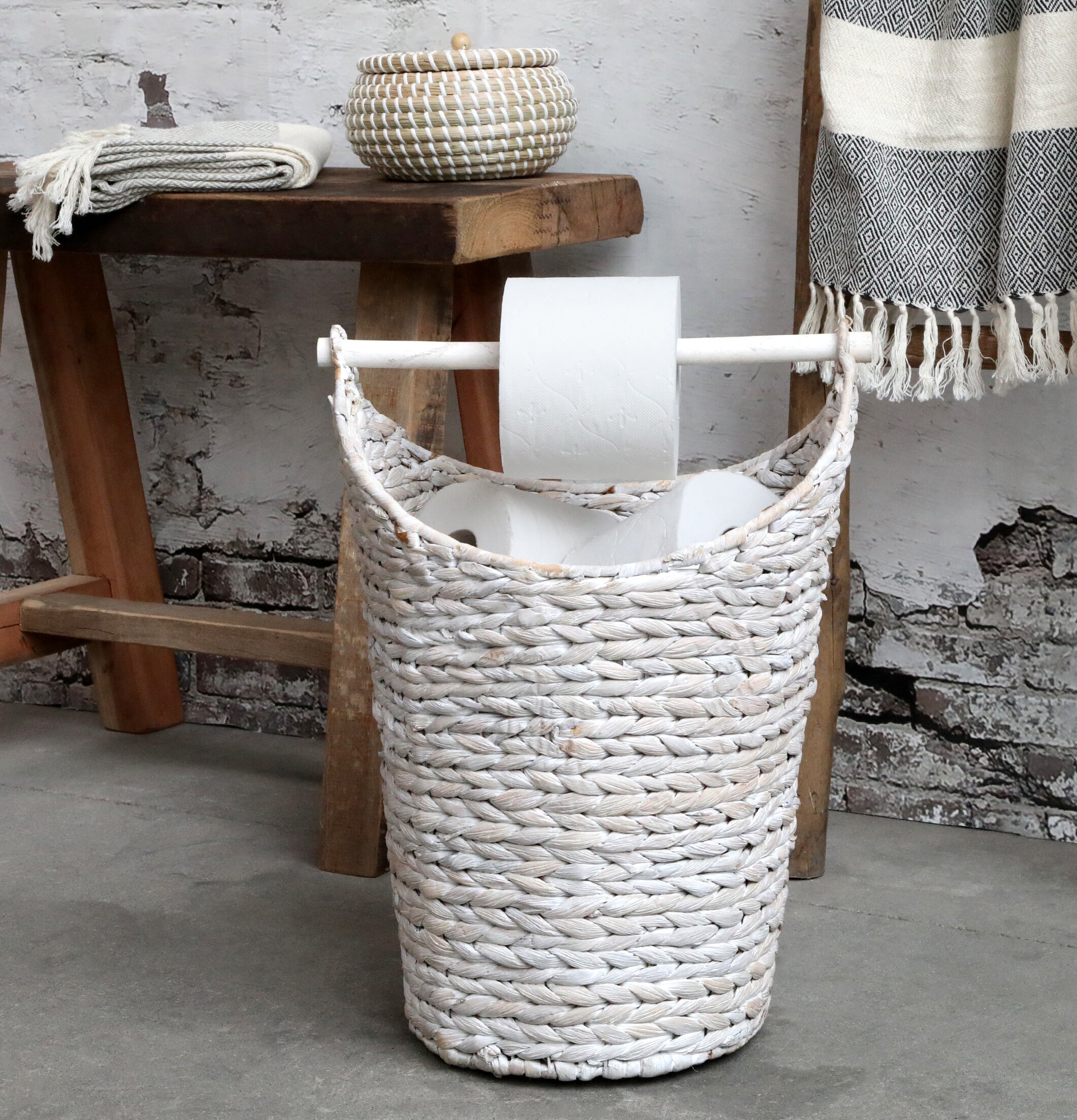 Korg Toalettpappershållare Vit från Chic Antique i rustik stil