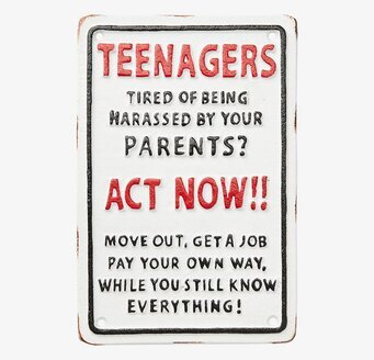 Bild av vintageinspirerad skylt med humoristiskt budskap