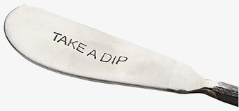Bild av unik smörkniv med graverad text TAKE A DIP