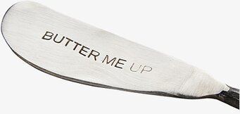 Bild av smörkniv med texten BUTTER ME UP ingraverad