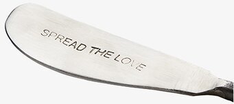 Bild av elegant smörkniv med graverad text