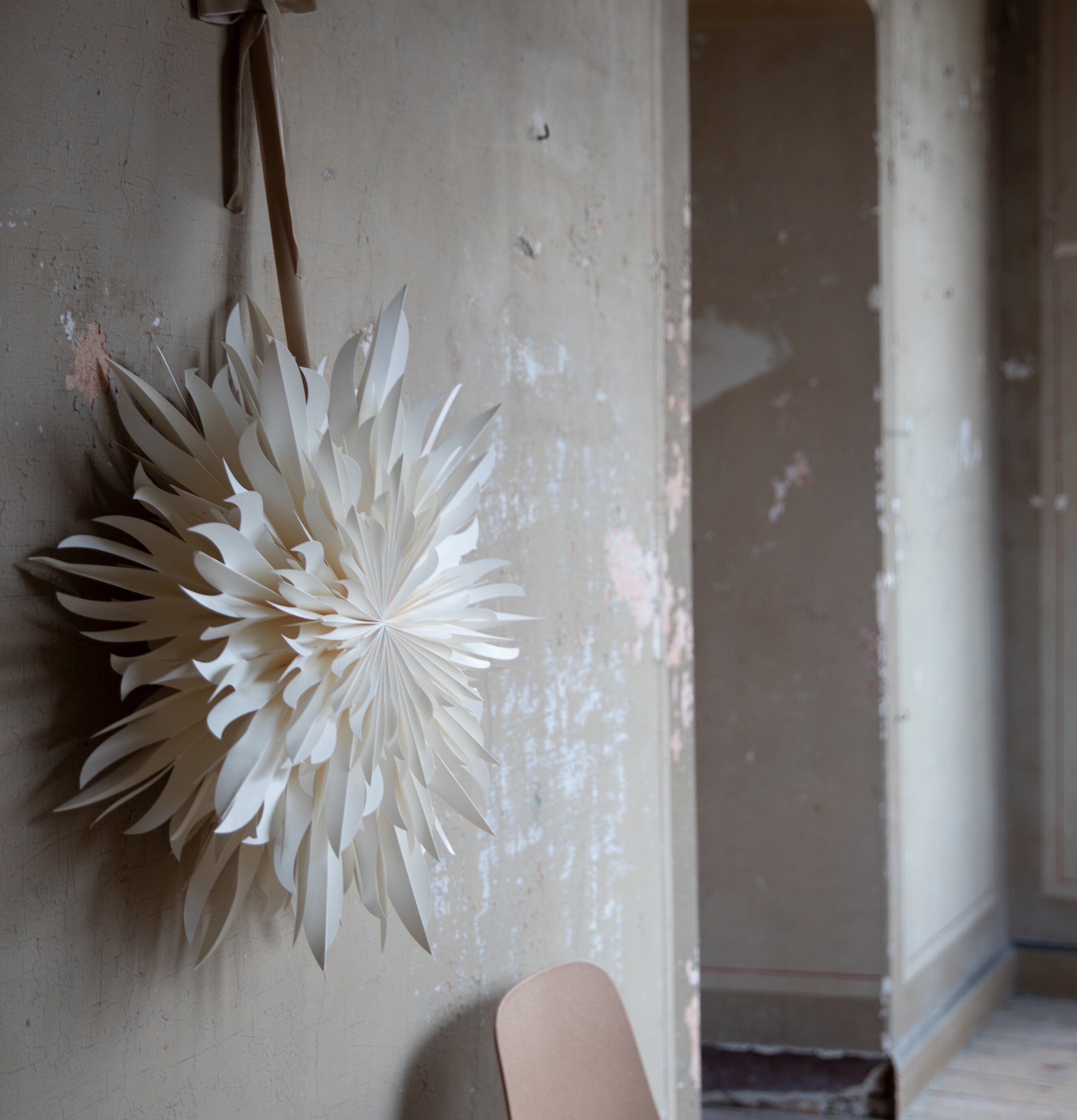 Bild av stilren julstjärna mot rustik bakgrund