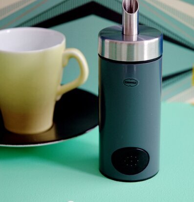 Bild av stilren grå ströare med kaffemugg i bakgrunden