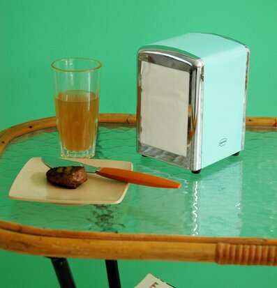 Bild av retroinspirerat servettställ i somrig miljö