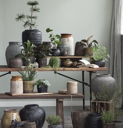 Bild av rustika krukor och vaser på träbordet