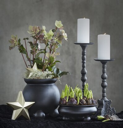 Bild av elegant inredning med kruka och ljusstakar