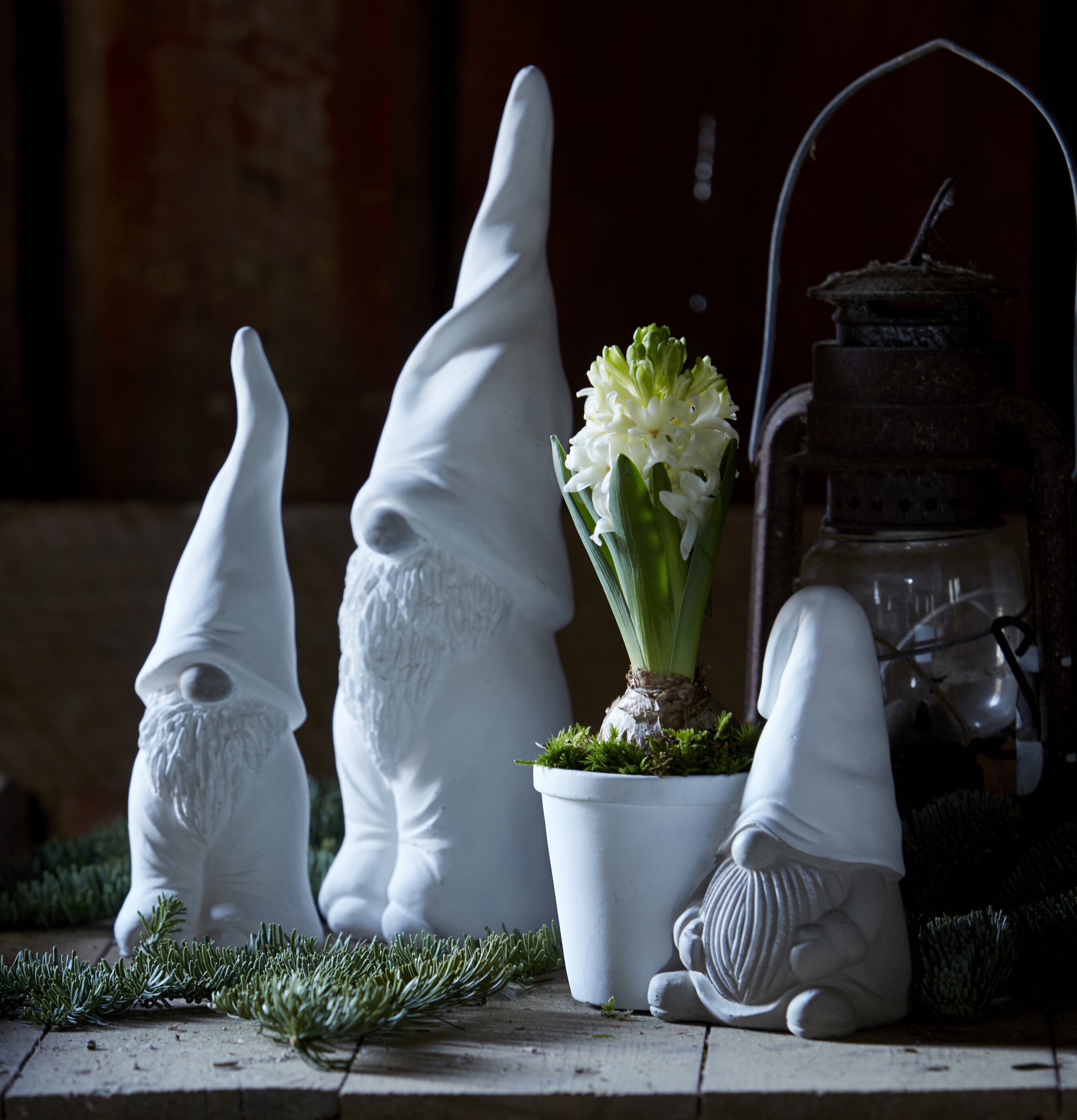 Bild av stämningsfull interiör med vita tomtar