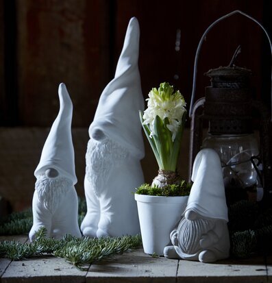 Bild av stämningsfull interiör med vita tomtar