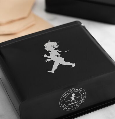 Bild av stilren plåtburk för kaffefilter i köket