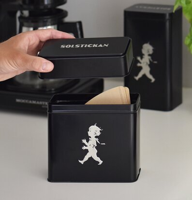 Bild av stilren plåtburk för kaffefilter i köksmiljö