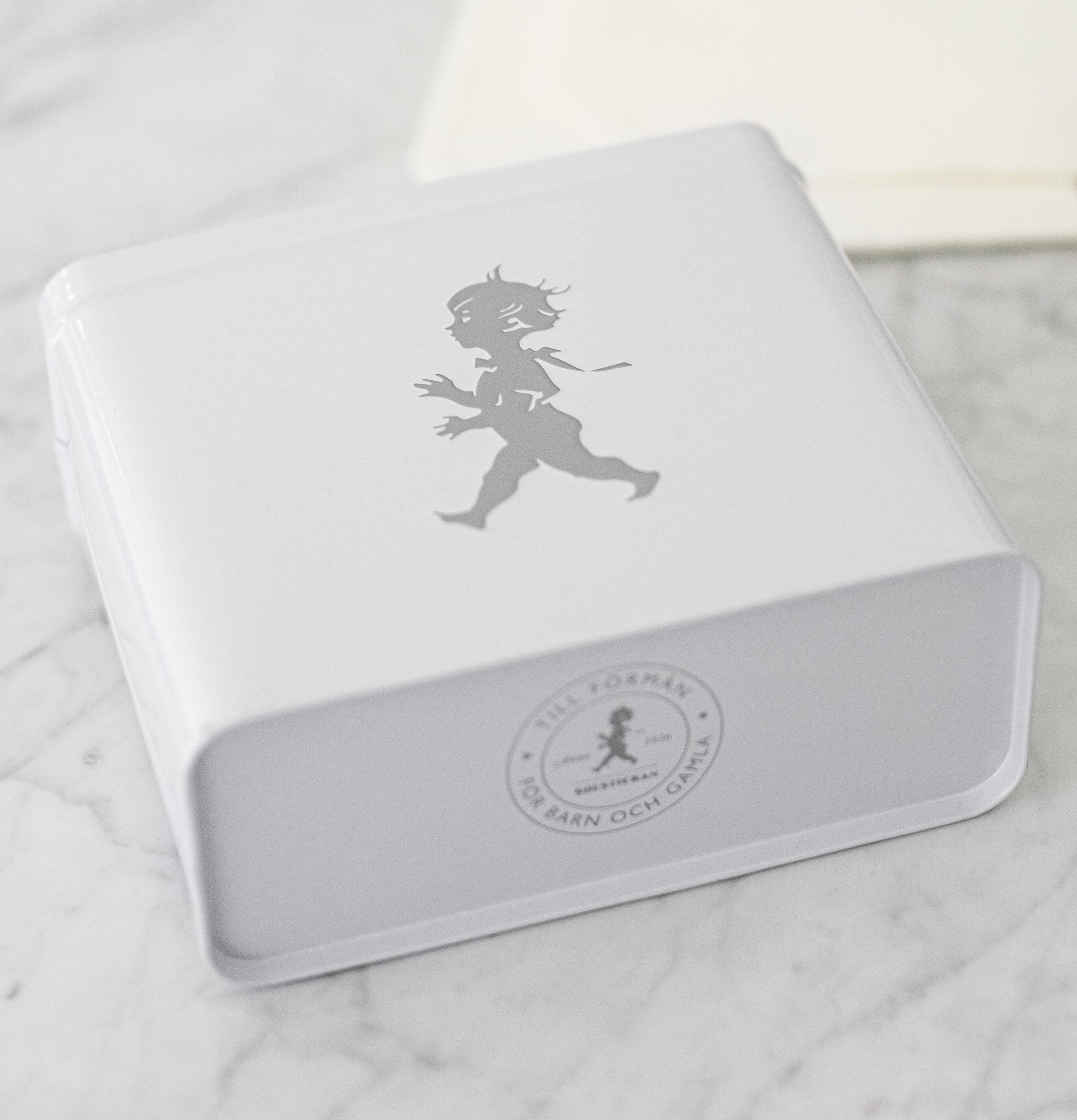 Plåtburk Kaffefilter Vit från Solstickan på minimalistisk yta