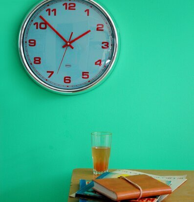 Bild av stilfull interiör med klocka och träbord