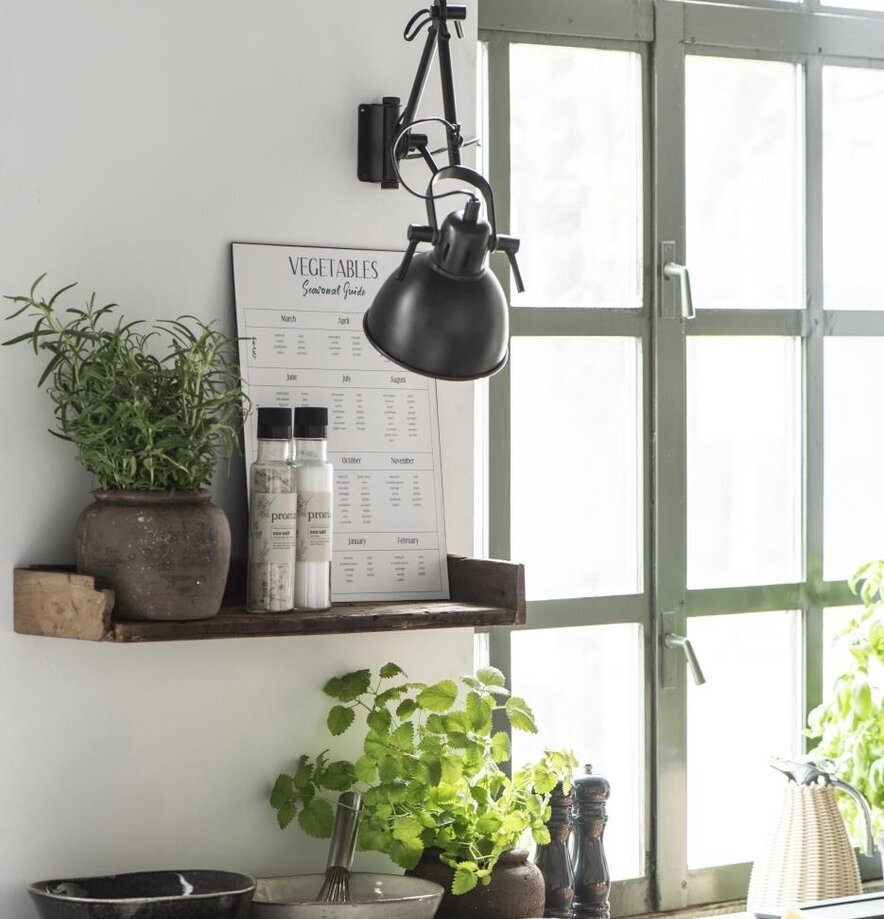 Trähylla Med Kant Unika från IB Laursen i rustikt kök