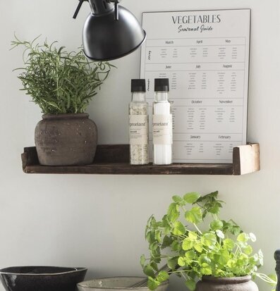 Bild av rustik trähylla med stilfull köksinredning