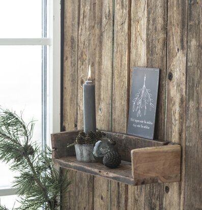 Foto av rustik trähylla med dekor och naturligt ljus