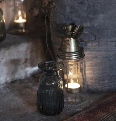 Bild av rustik ljuslykta och vas i harmonisk interiör