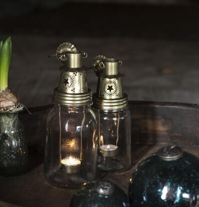 Bild av eleganta ljuslyktor och dekorativa detaljer