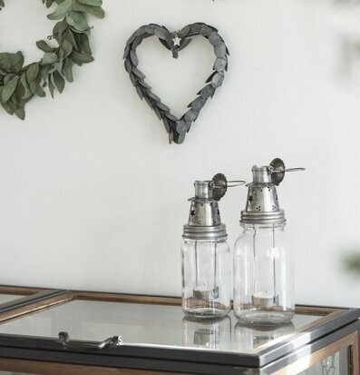 Foto av smakfull inredning med kransar och lyktor