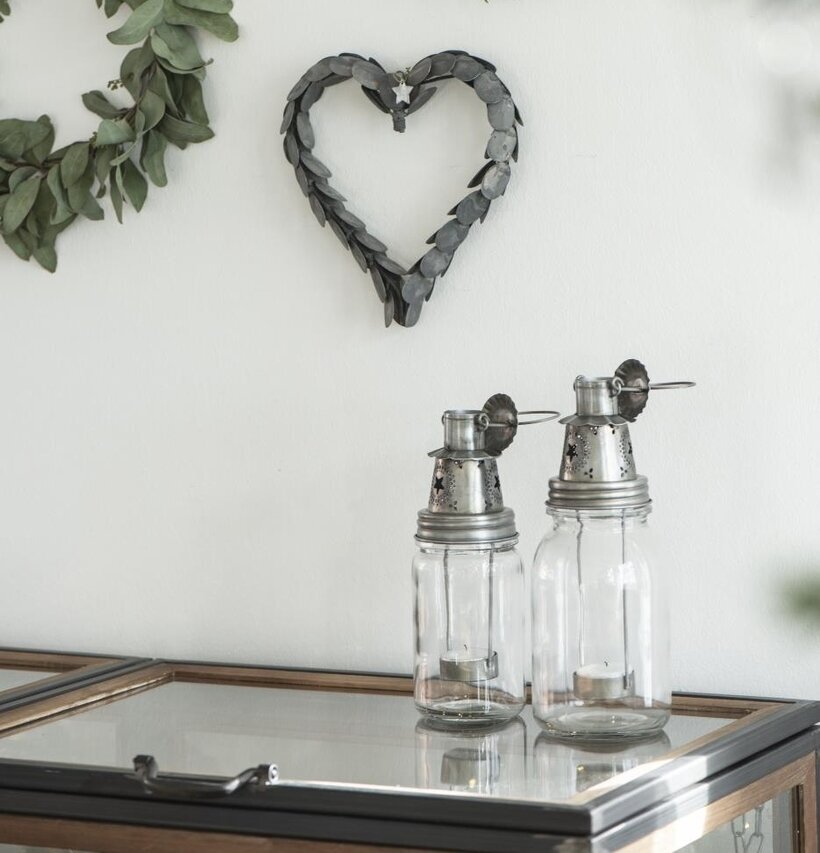 Foto av smakfull inredning med kransar och lyktor