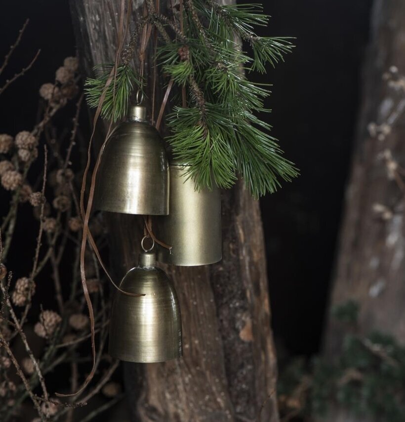 Klocka Med Bjällra från IB Laursen hänger på en trädstam