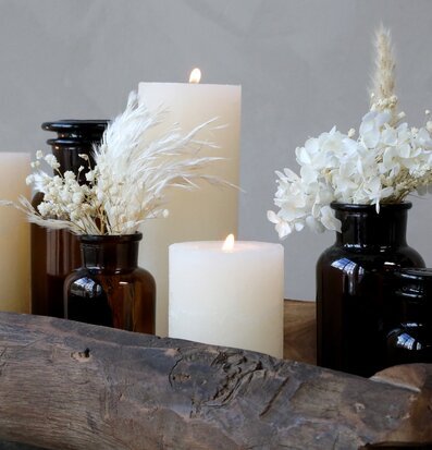 Bild av elegant stilleben med apotekarglas och ljus