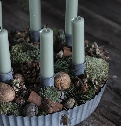 Bild av rustik dekoration med ljus och naturmaterial