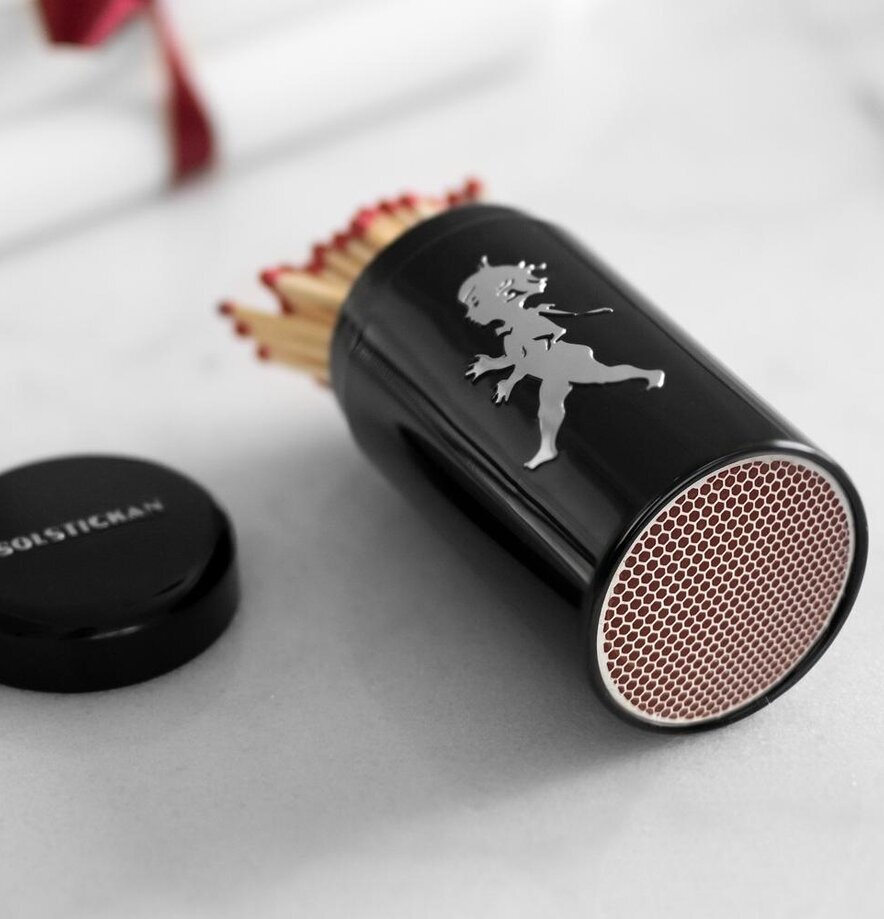 Tändsticksrör Svart från Solstickan på ljus yta