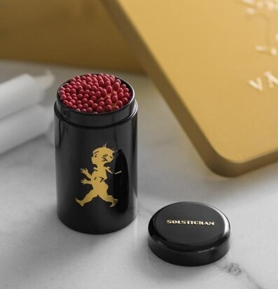 Foto av elegant tändsticksrör med gyllene detaljer