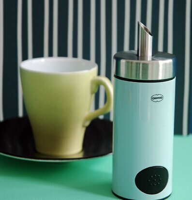 Bild av stilren ströare och kopp i harmonisk komposition