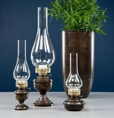 Foto av tre eleganta ljuslyktor i harmonisk miljö