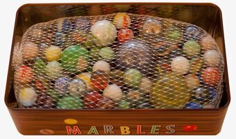 Bild av färgglad plåtburk med kulor och lekfull design