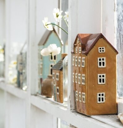 Bild av charmiga husformade dekorativa ljuslyktor