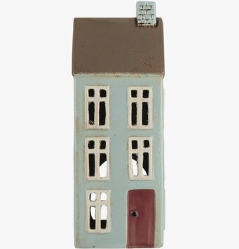 Bild av ljuslykta med rustikt tak och röd dörr